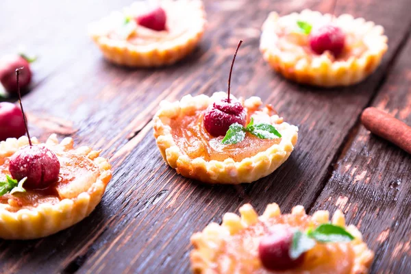 Tarte mici de caramel de mere pe fundal rustic maro. Tatuaj francez cu mere paradis . — Fotografie, imagine de stoc