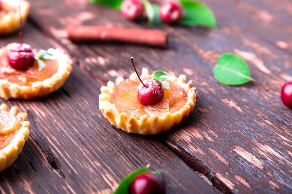 Tarte mici de caramel de mere pe fundal rustic maro. Tatuaj francez cu mere paradis . — Fotografie, imagine de stoc