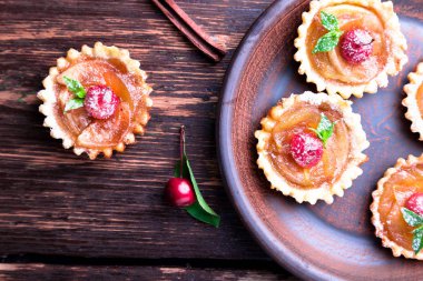 Karamel küçük kahverengi rustik arka plan üzerinde tarts elma. Cennet elması ile Fransız tatin. Üstten Görünüm.