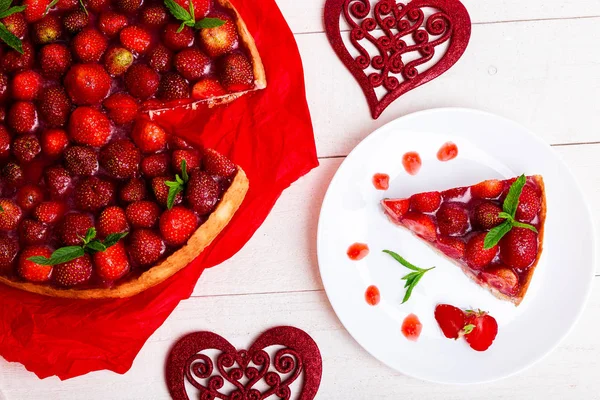 Tarta de fresa en plato blanco y mesa de madera blanca. De una pieza. Vista superior. Romántico. Amor. Corazón . — Foto de Stock