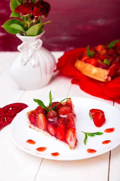 Tarta de fresa en plato blanco y mesa de madera blanca. De una pieza. Romántico. Amor. Corazón . — Foto de Stock