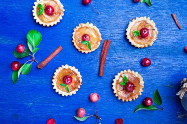 Karamel küçük mavi rustik arka plan üzerinde tarts elma. Cennet elması ile Fransız tatin. Üstten Görünüm