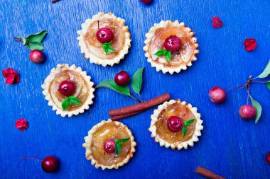 Karamel küçük mavi rustik arka plan üzerinde tarts elma. Cennet elması ile Fransız tatin. Üstten Görünüm