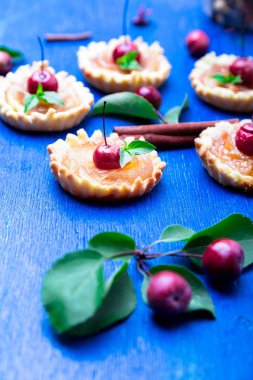 Karamel küçük mavi rustik arka plan üzerinde tarts elma. Cennet elması ile Fransız tatin