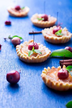 Karamel küçük mavi rustik arka plan üzerinde tarts elma. Cennet elması ile Fransız tatin