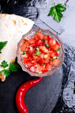 Salsa sosu quesadilla siyah arduvaz taş plaka üzerinde yakın. Biber biber. Üstten Görünüm