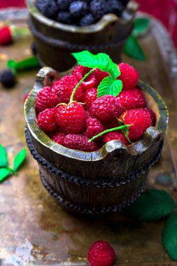 Kırmızı Ahududu Yaprağı vintage metal tepsi sepet içinde. Yakın çekim.