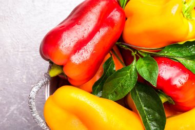 Kırmızı ve sarı biber gri sepet içinde. Sağlıklı organik sebze. Üstten Görünüm. 