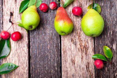 Armut ve ahşap rustik arka plan üzerinde küçük elma. Üstten Görünüm. Çerçeve. Sonbaharda hasat. Kopya alanı.