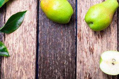 Ahşap rustik zemin üzerine armut. Üstten Görünüm. Çerçeve. Sonbaharda hasat. Kopya alanı.