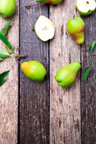 Ahşap rustik zemin üzerine armut. Üstten Görünüm. Çerçeve. Sonbaharda hasat. Kopya alanı.