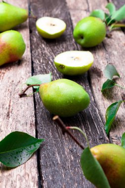 Ahşap rustik zemin üzerine armut. Sonbaharda hasat.