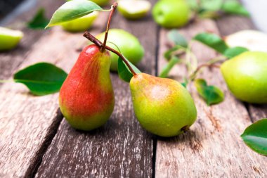 Ahşap rustik zemin üzerine armut. Sonbaharda hasat.