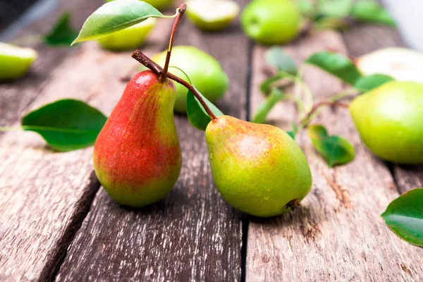 Ahşap rustik zemin üzerine armut. Sonbaharda hasat.