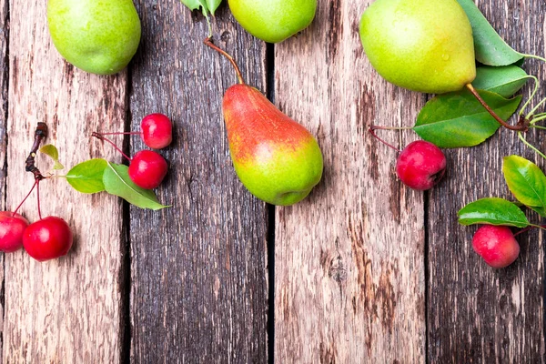 Armut ve ahşap rustik arka plan üzerinde küçük elma. Üstten Görünüm. Çerçeve. Sonbaharda hasat. Kopya alanı.