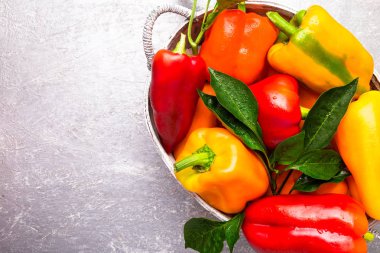 Kırmızı ve sarı biber gri sepet içinde. Sağlıklı organik sebze. Üstten Görünüm. 