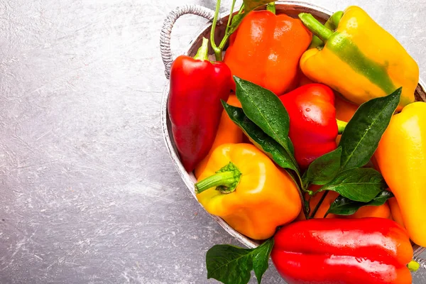 Kırmızı ve sarı biber gri sepet içinde. Sağlıklı organik sebze. Üstten Görünüm. 