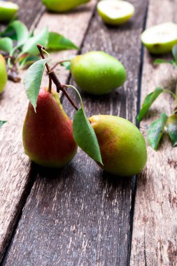 Ahşap rustik zemin üzerine armut. Sonbaharda hasat.