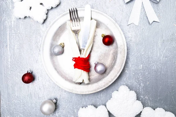 Noel tablo yer ayarını. Tatil arka plan. Gümüş tabak, bıçak ve çatal ile Noel süsleri. Üstten Görünüm.
