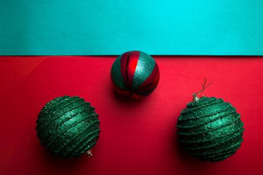 Yeşil ve kırmızı biber artalanları Noel topu. Noel tebrik kartı. Mutlu Noeller. Üstten Görünüm. Uzay kopyalayın. Minimalizm kavramı. 