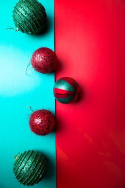 Yeşil ve kırmızı biber artalanları Noel topu. Noel tebrik kartı. Mutlu Noeller. Üstten Görünüm. Uzay kopyalayın. Minimalizm kavramı. 