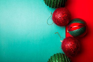 Yeşil ve kırmızı biber artalanları Noel topu. Noel tebrik kartı. Mutlu Noeller. Üstten Görünüm. Uzay kopyalayın. Minimalizm kavramı. 