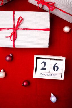 Boxing Günü Satılık. Takvim tarihi üzerinde kırmızı arka plan ile. Noel kavramı. 26 Aralık. Noel top ve hediyeler. Üstten Görünüm. Kopya alanı.