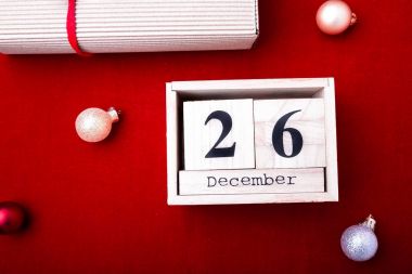 Boxing Günü Satılık. Takvim tarihi üzerinde kırmızı arka plan ile. Noel kavramı. 26 Aralık. Noel top ve hediyeler. Üstten Görünüm. Kopya alanı.