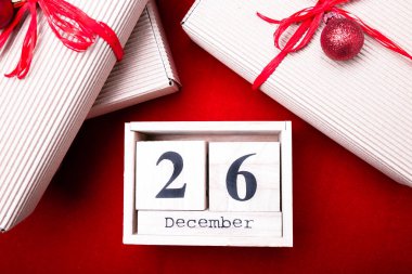 Boxing Günü Satılık. Takvim tarihi üzerinde kırmızı arka plan ile. Noel kavramı. 26 Aralık. Noel top ve hediyeler. Üstten Görünüm. Kopya alanı.