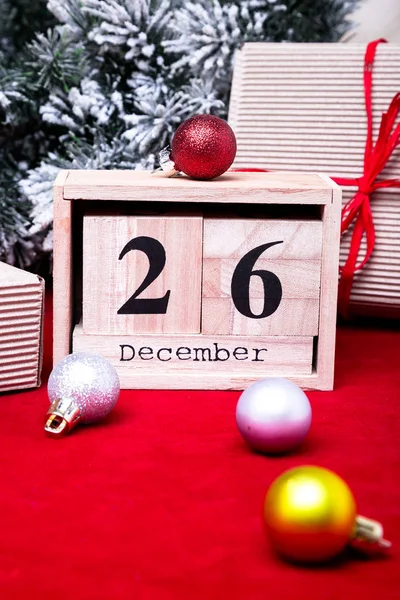 Boxing Günü Satılık. Takvim tarihi üzerinde kırmızı arka plan ile. Noel kavramı. 26 Aralık. Noel top ve hediyeler