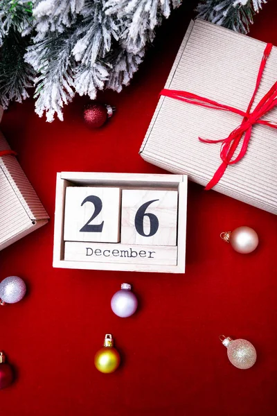 Boxing Günü Satılık. Takvim tarihi üzerinde kırmızı arka plan ile. Noel kavramı. 26 Aralık. Noel top ve hediyeler. Üstten Görünüm. Kopya alanı.