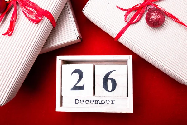 Boxing Günü Satılık. Takvim tarihi üzerinde kırmızı arka plan ile. Noel kavramı. 26 Aralık. Noel top ve hediyeler. Üstten Görünüm. Kopya alanı.