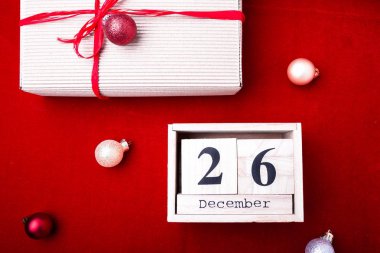 Boxing Günü Satılık. Takvim tarihi üzerinde kırmızı arka plan ile. Noel kavramı. 26 Aralık. Noel top ve hediyeler. Üstten Görünüm. Kopya alanı.
