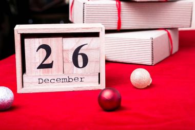 Boxing Günü Satılık. Takvim tarihi üzerinde kırmızı arka plan ile. Noel kavramı. 26 Aralık. Noel top ve hediyeler