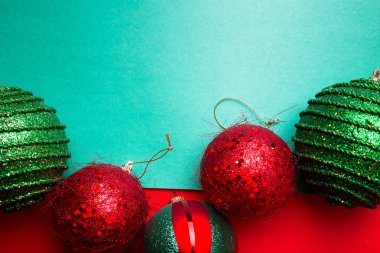 Yeşil ve kırmızı biber artalanları Noel topu. Noel tebrik kartı. Mutlu Noeller. Üstten Görünüm. Uzay kopyalayın. Minimalizm kavramı. 