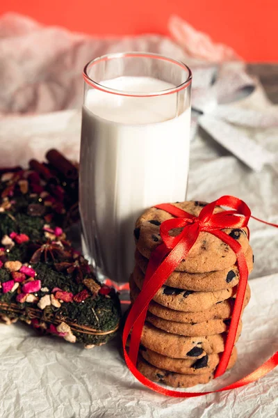 Latte e biscotti su sfondo bianco per Babbo Natale. Addobbi natalizi. Anno nuovo . — Foto Stock