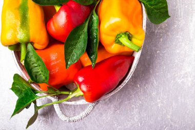 Kırmızı ve sarı biber gri sepet içinde. Sağlıklı organik sebze. Üstten Görünüm. 