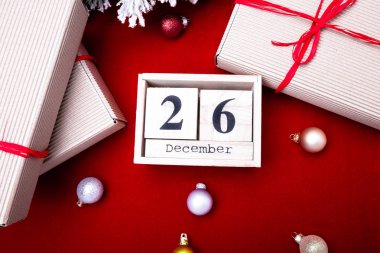 Boxing Günü Satılık. Takvim tarihi üzerinde kırmızı arka plan ile. Noel kavramı. 26 Aralık. Noel top ve hediyeler. Üstten Görünüm. Kopya alanı.