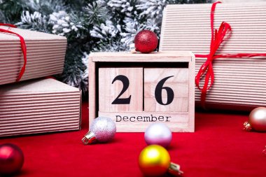 Boxing Günü Satılık. Takvim tarihi üzerinde kırmızı arka plan ile. Noel kavramı. 26 Aralık. Noel top ve hediyeler