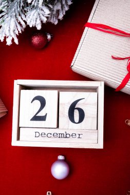 Boxing Günü Satılık. Takvim tarihi üzerinde kırmızı arka plan ile. Noel kavramı. 26 Aralık. Noel top ve hediyeler. Üstten Görünüm. Kopya alanı.