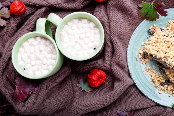 Duas xícaras de café ou chocolate quente com marshmallow perto de cobertor de malha. Conceito de outono. No Natal. Vista superior . — Fotografia de Stock