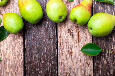 Ahşap rustik zemin üzerine armut. Üstten Görünüm. Çerçeve. Sonbaharda hasat. Kopya alanı.