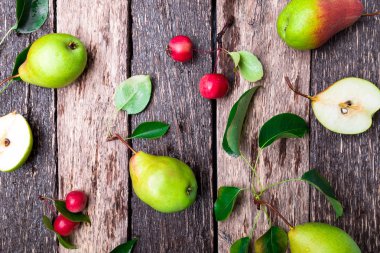 Armut ve ahşap rustik arka plan üzerinde küçük elma. Üstten Görünüm. Çerçeve. Sonbaharda hasat.