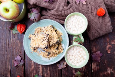 İki fincan kahve ya da sıcak çikolata hatmi örme battaniye ve pasta ile. Sonbahar kavramı. Noel. Üstten Görünüm.