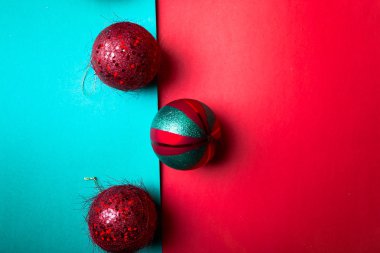 Yeşil ve kırmızı biber artalanları Noel topu. Noel tebrik kartı. Mutlu Noeller. Üstten Görünüm. Uzay kopyalayın. Minimalizm kavramı. 