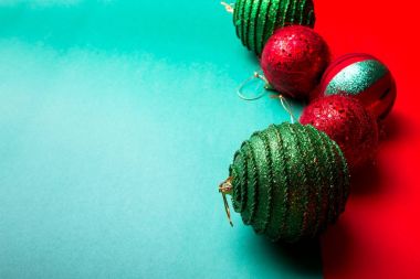 Yeşil ve kırmızı biber artalanları Noel topu. Noel tebrik kartı. Mutlu Noeller. Üstten Görünüm. Uzay kopyalayın. Minimalizm kavramı. 