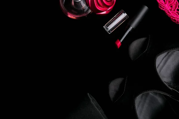 Набір модних аксесуарів для леді. Чорно-рожевий. Мінімум. Взуття, браслет, парфуми, помада та сумка на чорному тлі. Плоский прошарок . — стокове фото
