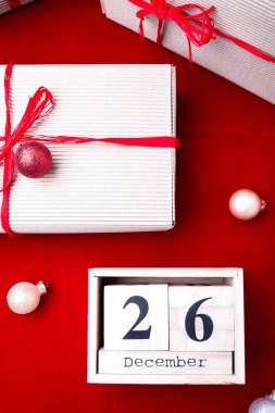 Boxing Günü Satılık. Takvim tarihi üzerinde kırmızı arka plan ile. Noel kavramı. 26 Aralık. Noel top ve hediyeler. Üstten Görünüm. Kopya alanı.
