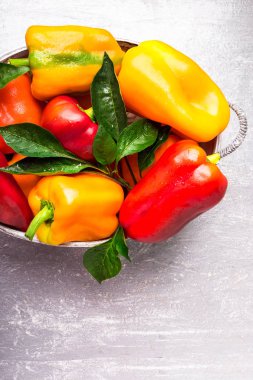 Kırmızı ve sarı biber gri sepet içinde. Sağlıklı organik sebze. Üstten Görünüm. 