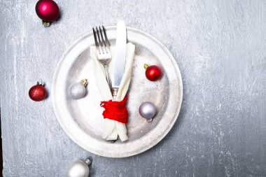 Noel tablo yer ayarını. Tatil arka plan. Gümüş tabak, bıçak ve çatal ile Noel süsleri. Üstten Görünüm.